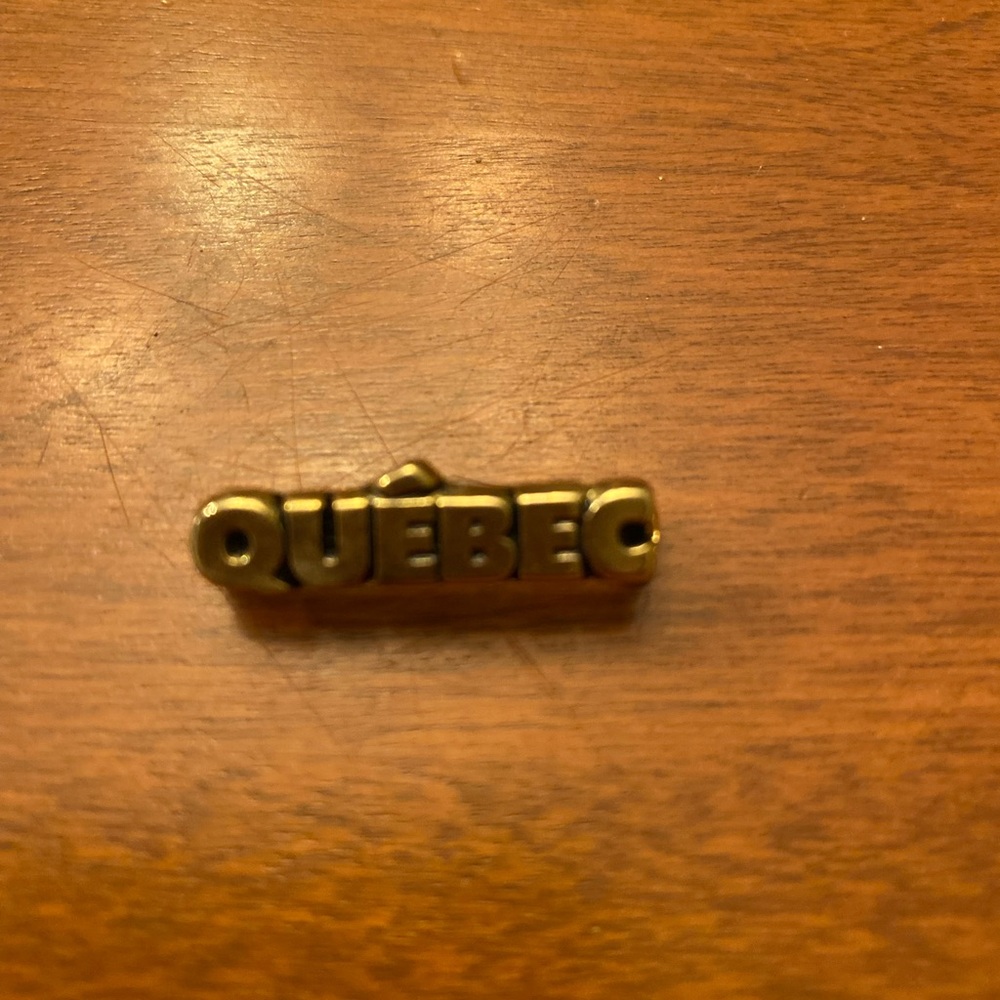 Gold Québec Pin